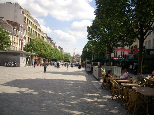 電車の乗車時間まで駅周辺を散策する事にしました。<br />ランスのメインストリートのようです。<br />たくさんの飲食店が両脇にズラリ。