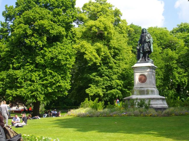 駅前の公園です。<br />天気が良かったのでゴロゴロ気持ち良さそうに過ごしてる人がいっぱいいました。<br />もうちょっと時間があったらゴロゴロしたかったぁ。
