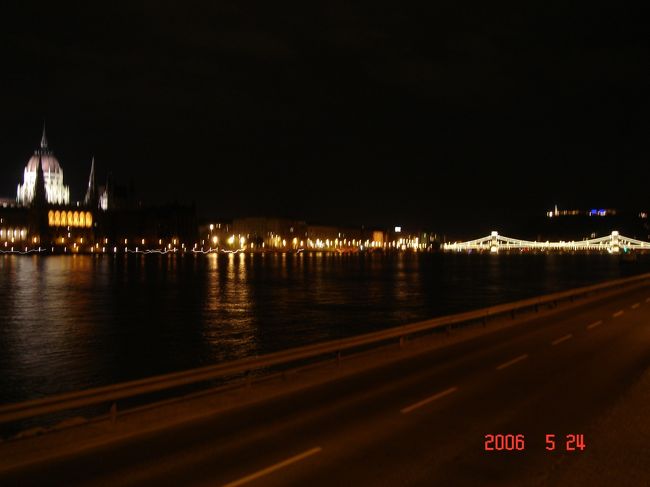 ドナウ河沿いを歩いてみます。<br />散歩するにはちょうどいい気候でした。