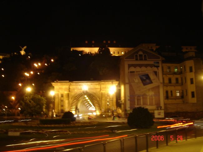 ちょっとブレていますが。。。<br />王宮の丘の下にはトンネルがあり<br />市街地へ抜けられます。