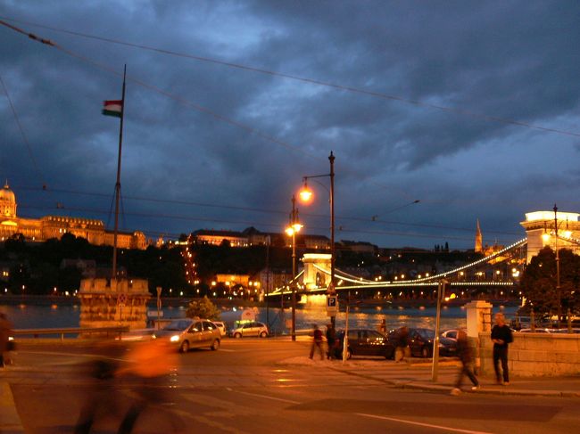 世話しない夕刻のブダペスト。<br />道行く人も急ぎ足です。