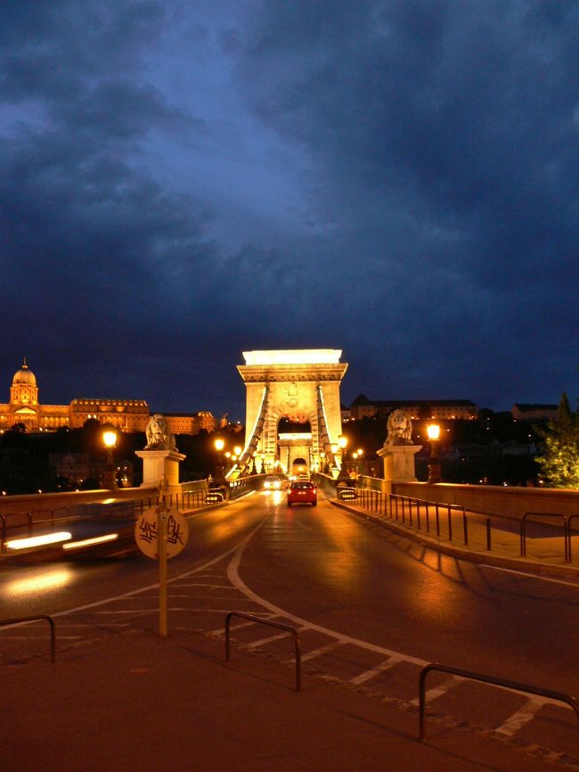 実はくさり橋は重要な交通網。<br />朝夕のラッシュ時には通勤の車で一杯になります。