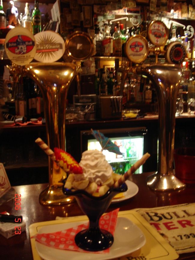 ホテルのパブにて。<br /><br />サッカーを観戦しながらパフェ。。。<br />ハンガリー、結構甘党です。。。