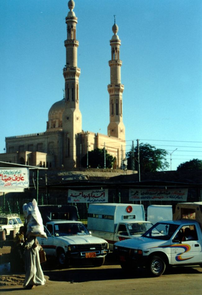 アスワンはナイル沿いの交通の拠点！<br /><br />しかし、街は落ち着いた雰囲気で、地元の人は意外とのんびりしていた。