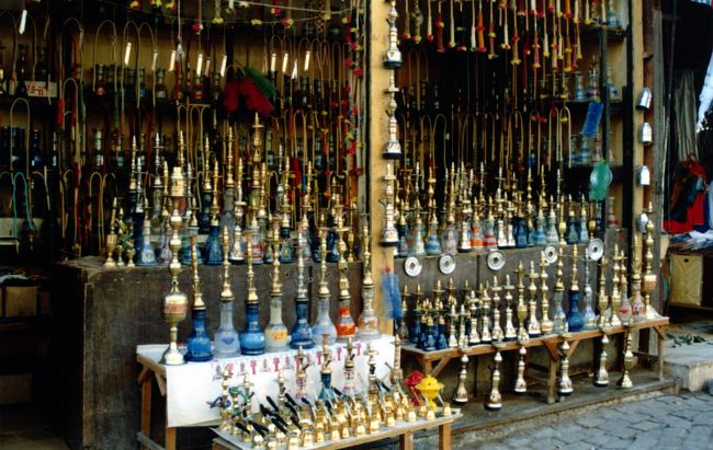 アスワンハイダムをかかえるこの街は、観光の通常ルートでもあった。<br />つまり、街中にはお土産屋が溢れていた。<br /><br />道を埋め尽くしているアラブではよく見かけた水ギセル屋もかなり気合の入った品揃え！<br /><br />美しい！