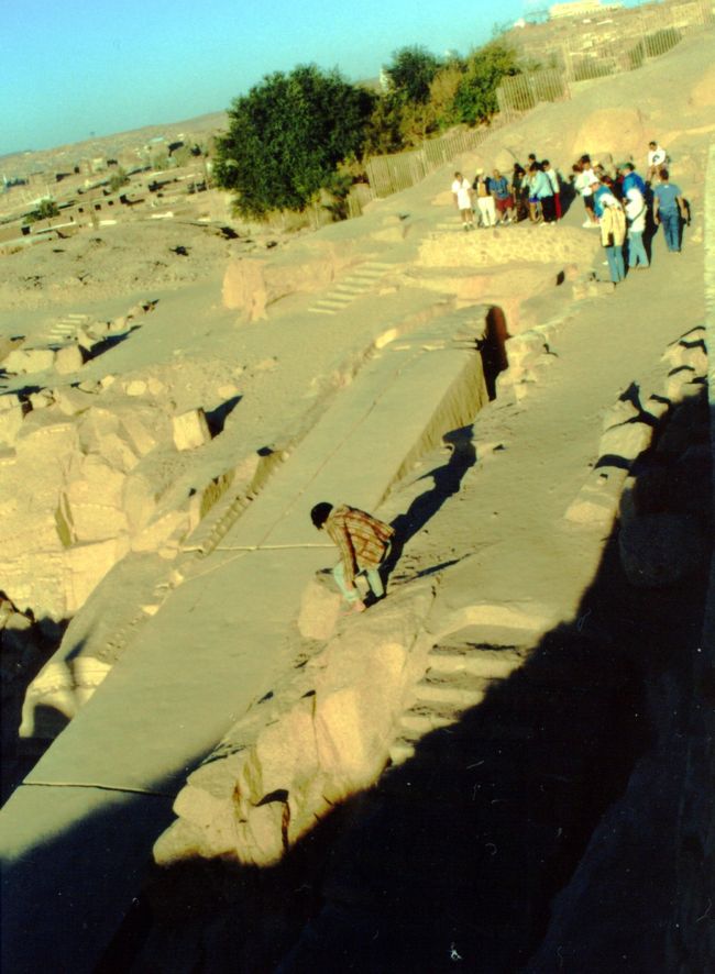 子供に道を尋ねながら、アスワンの街から古代のオベリスク採掘場へトコトコと。<br /><br />さすが、何でも「でかいが一番！」のエジプト産だけあって、パリで展示していた物など比べ物にならない。<br /><br />何といっても、少し離れないと全体がわからない程だった。