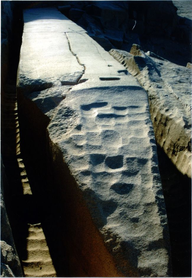 オベリスクとは元来「ペンペゾ」という名で呼ばれていたが,ギリシア人が「焼き串」という意の言葉で呼んだ事から,オペリスクという名がついたらしい。<br /><br />ちなみにピラミッドは「ピラミス」というギリシア人の常食していた三角パンに形が似二ていることからきているとの事。<br /><br />古代ギリシア人というのは、食べ物の事で頭が一杯だったのか？<br /><br />神様への神聖な捧げ物も,シシカパプの串にされては形なしである。<br />