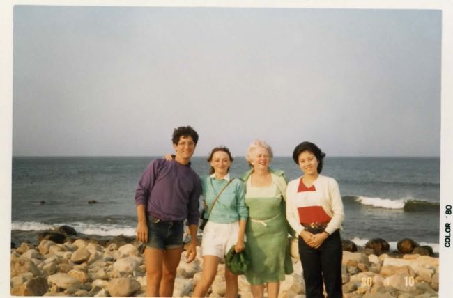 かつてアメリカ滞在時に仲良くしていた親友KARENの結婚式も無事終わり、私もブライズメイドの大役を果たし…<br />それからの約2週間は、懐かしい人たちとの再会が待っていました…<br /><br />先ずは、ボストン空港から一路ニューヨークへ…<br /><br />ここでは、Mr＆Mrs ストラチェスキーとの再会♪が待っていました<br />初めて、家族で渡米した飛行機の中でたまたま、お隣りの席に座られたのが出会いでした…<br />右も左も分からない私たち一家をトランジットでニューヨークで過ごす間（何時間だったか忘れましが…）<br />Mr ストラチェスキーが親切にも、ニューヨークを案内してくれたのが、最初でした…<br />訪米中にも、何度かMr＆Mrs ストラチェスキー宅を訪れ、いつの間にか、とっても仲の良い、家族ぐるみの付き合いをする間柄になっていました<br /><br />この日はMr＆Mrs ストラチェスキーと、ロングアイランドへ、娘さんとその婚約者と一緒に行きました<br /><br />後ろに見えるのが、大西洋です…<br /><br />