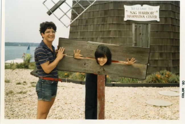 ロングアイランド・SAGハーバーです<br /><br />娘さんの婚約者は設計士さんで、この近くの知人の別荘を設計したそうで、この日は皆でその別荘をお借りして過ごしました<br /><br />一緒にふざけて写真に写っているのが、その婚約者さんです<br />まだまだ子供だった私にも、彼とMrストラチェスキーとの間に、なんとな〜くもやもやしたものがあったのを覚えています…<br />