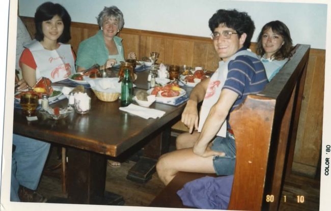 夕食は、皆で名物のロブスターを食べに行きました…<br /><br />ロブスターは、はさみの様なもので挟んで割って、バターソースにつけていただきました♪<br /><br />皆、大きなロブスターを割って食べるのに大騒ぎ♪<br /><br />でも、その割に、ロブスターって食べるところが少なかったような…（笑）<br /><br /><br /><br />