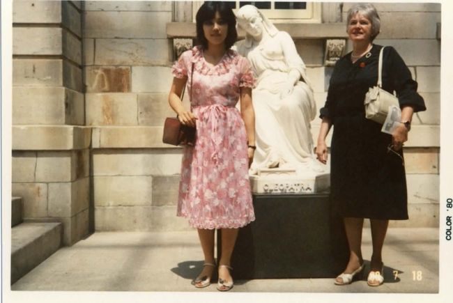 Mrs ストラチェスキーと一緒にニューヨークも観光しました…<br /><br />メトロポリタン美術館をまわり、セントラル・パーク…、五番街…、etc …<br />そして、私の希望でミュージカルにも連れて行ってもらいました…<br />なので、二人ともちょっとおめかし♪してます…<br />でも、この日はよく歩いたので、靴だけはいつもの履き込んだ靴です…（笑）<br /><br />Mr. ストラチェスキーは人混みが苦手なので、この日はひとりでお家でお留守番＾＾<br />そのお住まいはNYのクイーンズのあり、とても素敵な威風堂々とした、ジョージアン様式のお宅でした…<br /><br />この日の遅めの夕食は、お家の近くのチャイニーズレストラン♪<br />川のほとりにあるそのチャイニーズレストランから、お向かいのマンハッタンの夜景が広がり…<br />お食事も中国料理というよりもパシフィックアイランド風？で、大変美味しかったです♪<br />とても素敵なディナーでした…<br />