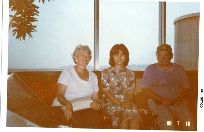 そして、あっという間にお別れの日…、<br />Mr＆Mrs ストラチェスキーは、ニューヨークの空港まで送ってくれました<br /><br />渡米時は、必ずと言っていいほど訪れましたが、いつも親戚の女の子に対する様に、とても温かく迎えてくれました…<br /><br />素敵なMrs ストラチェスキーはまだ健在ですが、<br />Mr ストラチェスキーは、何年か前病気の為、故人に…<br />ちょっとはにかみやさんで優しいおじさんでした…<br />