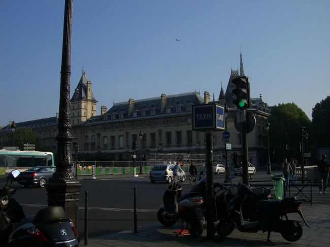 ５日目、最初にＲＥＲでサン・ミッシェル駅へ。<br /><br />ここから５〜６分歩いてノートルダムに行きます。<br /><br />写真はパリ警視庁