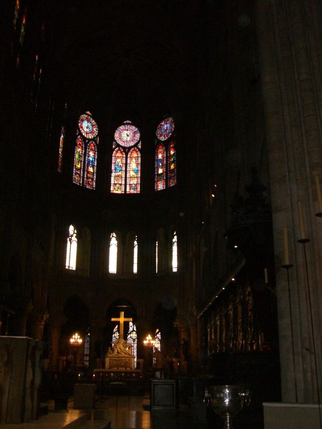 中は、高い聖堂にバラ窓と呼ばれえるステンドグラス<br /><br />が朝日に輝いていました
