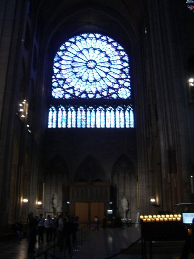 ナポレオンが戴冠式を行ったノートルダム<br /><br />中は広いのでイスがダダダーと並んでいる