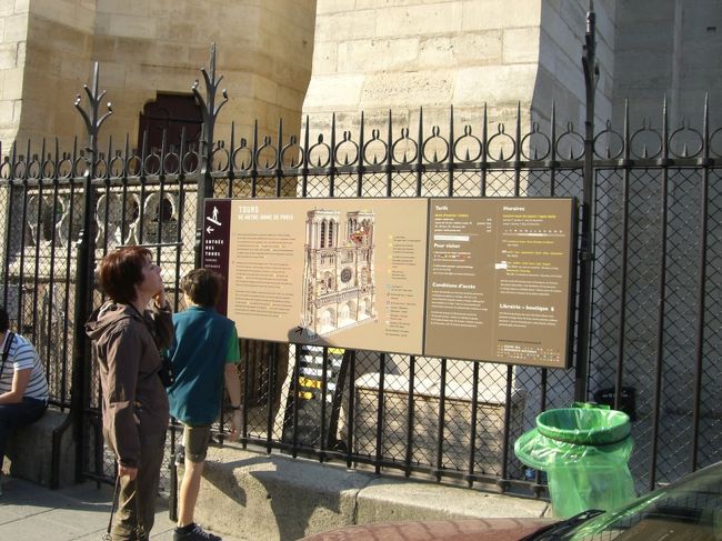 ノートルダムの上部に上がるための階段は10:00<br /><br />オープン。寺院に向って左側の角に入り口がありま<br /><br />す。9:00過ぎで５人しか並んでいませんでした。