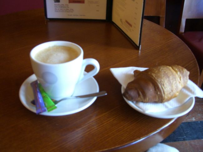 入り口が見えるカフェで朝食をとりました。<br /><br />テーブル席でクロワッサンとエスプレッソで３ユーロ<br /><br />