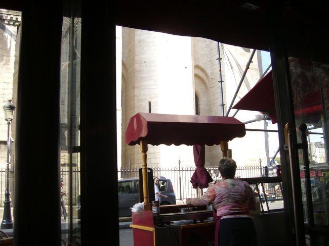 カフェのおばちゃんもそろそろ表の開店準備。<br /><br />暑くなるから水や飲み物を買う人が多いみたい。