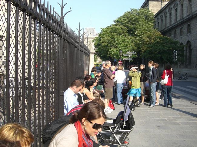 9:40頃にはひとが増えてきます。（土曜日）<br /><br />10:00オープンですでに２００人くらい並んでいまし<br /><br />た。<br /><br />列は入り口からサン・ルイ島方面に並んでください。<br /><br />聖堂方面に並ぶと悲惨にも１から正規の列の最後尾に<br /><br />移動させられます。