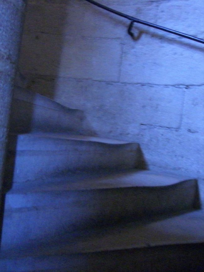 中はこのようならせん階段。<br /><br />1回の入場は20人くらいのみ、最初の集団が上がると<br /><br />10分ほど待ちます。