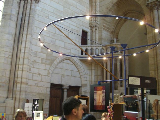 お土産屋さんで１つの集団がそろい前の集団が<br /><br />頂上に着くまで待機です。