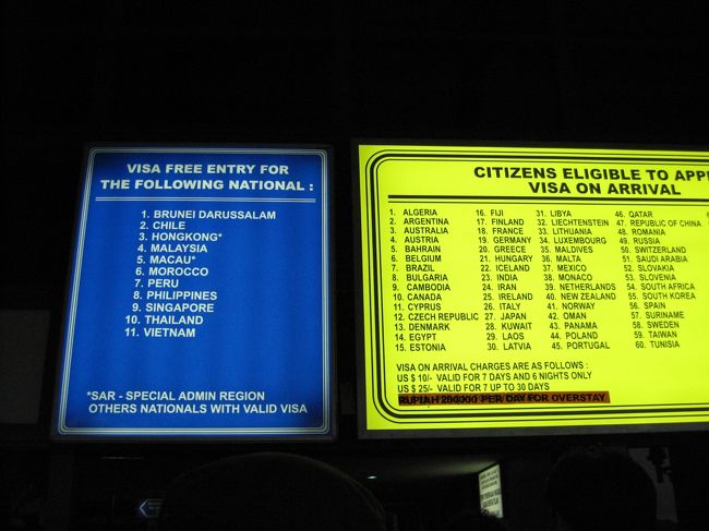 フェリー乗り場で。到着時にVISA代US10ドルを支払いました。今は値上がりして25ドルだそうです。高っ。