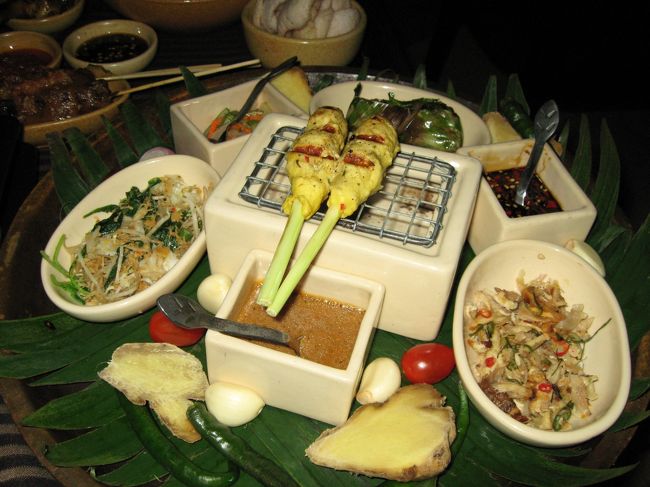 おすすめされたインドネシアサラダにはつくねや野菜がいろいろついていました。