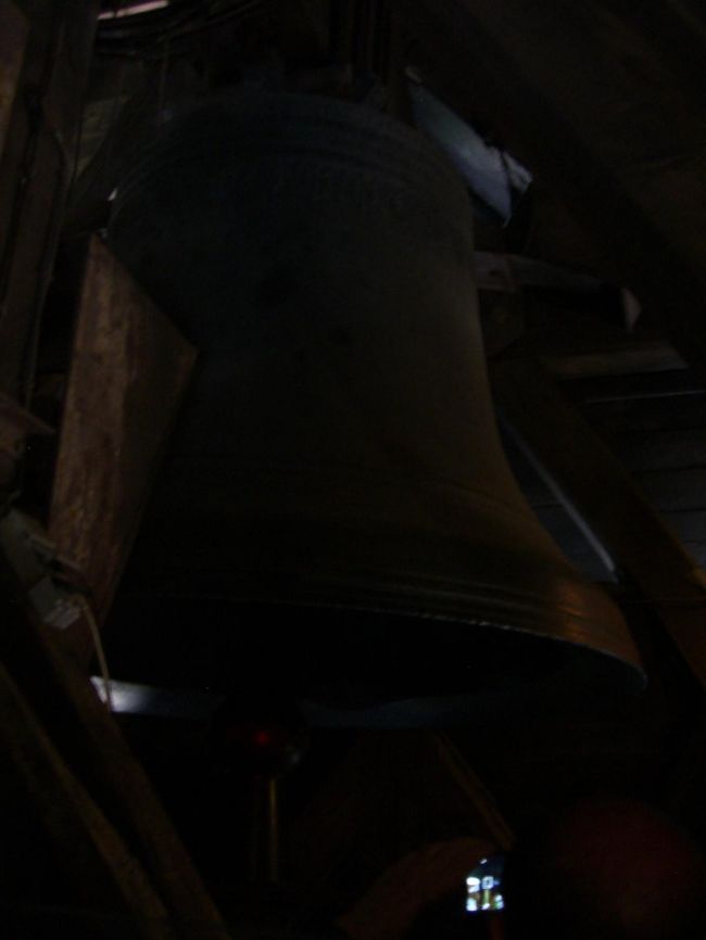 さらにそこから鐘のあるところにも行けます。<br /><br />これが有名なノートルダムの鐘、もう鐘をつく<br /><br />ことができませんが周りの観光客と一緒に手で<br /><br />鳴らしてみました。