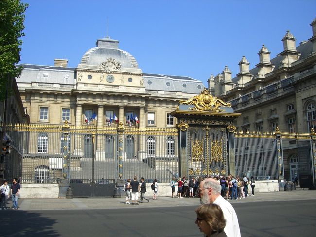 コンシェルジュリ<br /><br />時間がなくて中には入れませんでした、土曜は人が<br /><br />多かったです。