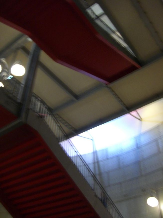 シテのメトロへの入り口はユニークです。<br /><br />階段を大きな円柱が囲んでいます。