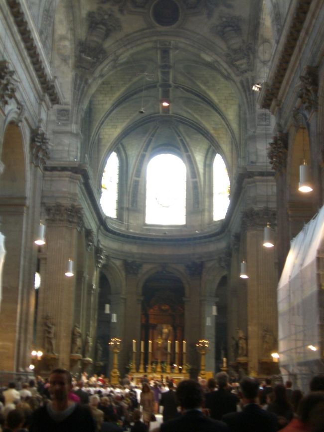 中では洗礼をしていましたので奥まで入りませんでし<br /><br />た。子供たちが洗礼を受けていたので人だらけ