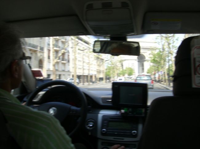 空港行きのエールフランスバスの凱旋門のバスストッ<br /><br />プまでのタクシー車内です。<br /><br />ＶＷパサートからベートーベンピアノ協奏曲第７番<br /><br />がラジオから聞こえてきました。<br /><br />パリが再訪を求めている（かな？）