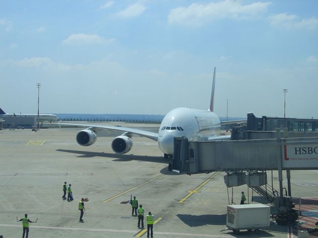 帰りはまたドバイ経由のエミレーツ<br /><br />再びエアバスＡ３８０−８００でドバイへ向います