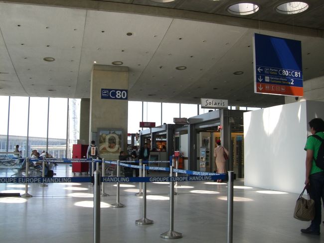 ＣＤＧの待合スペース<br /><br />エミレーツのＣ２ターミナルはあまり魅力的な店は<br /><br />少なく隣のバングラディッシュ人と一緒に何人のＣＡ<br /><br />がエアバスに乗り込むか見ていました。それくらい<br /><br />暇を持て余しました。航空会社のカウンターからすぐ<br /><br />出国手続き、そしてすぐに搭乗口です。