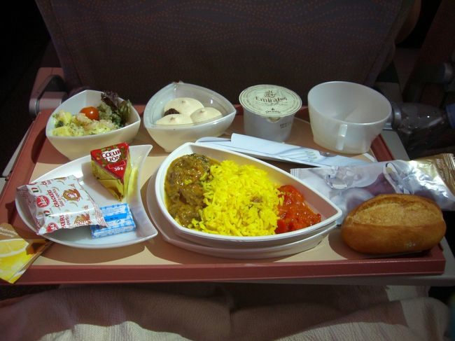 ドバイまでの機内食<br /><br />カレーです、久しぶりのライスでした。<br /><br />味はまあまあです。