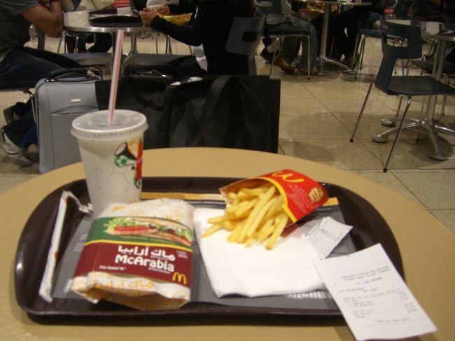 ドバイではマクドナルドでマック・アラビアを<br /><br />食べてみました。<br /><br />何も言わなければ飲み物はコーラです。<br /><br />やはり海外では主張しないとだめですよね。