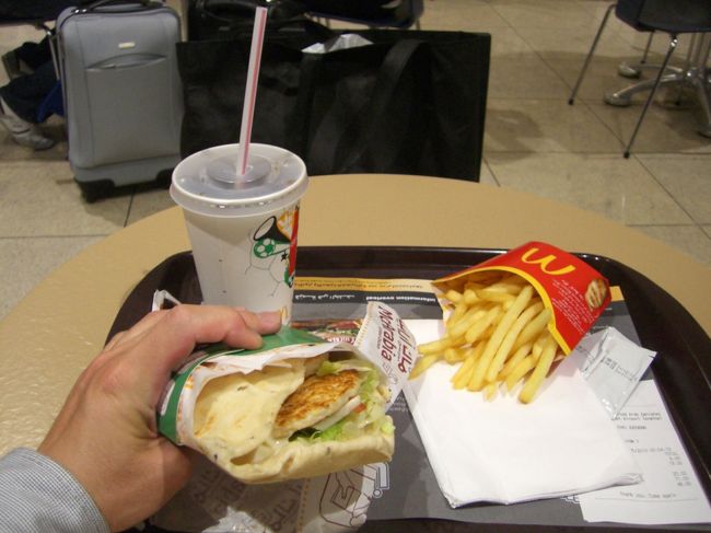 ナンにチキンと細かいレタスが入っていました。<br /><br />薄味ですが食べやすい味です。