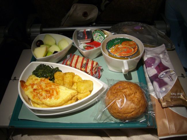 機内食２<br /><br />朝食にあたるそうです、ハムとトマトのオムレツと<br /><br />クロワッサンです。あつあつのクロワッサンは<br /><br />パリのカフェにも負けない味でした。