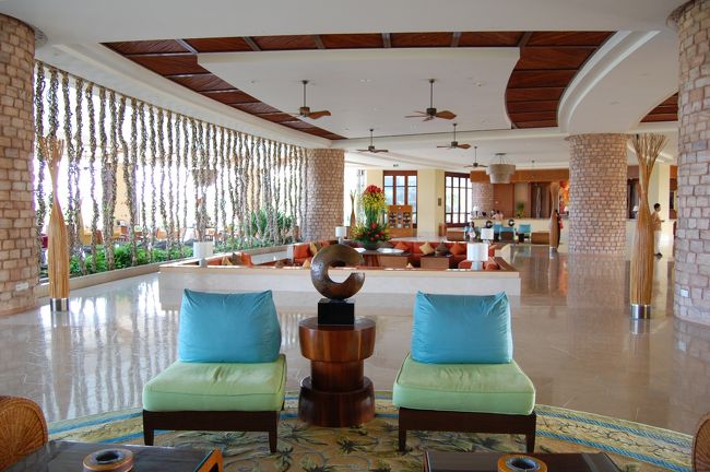 三亜マリオットへチェックイン。ＨＰ等で確認した通り、カラフルな色使いが良く似合う、絵に描いたようなリゾート・ホテル。期待できそうです。