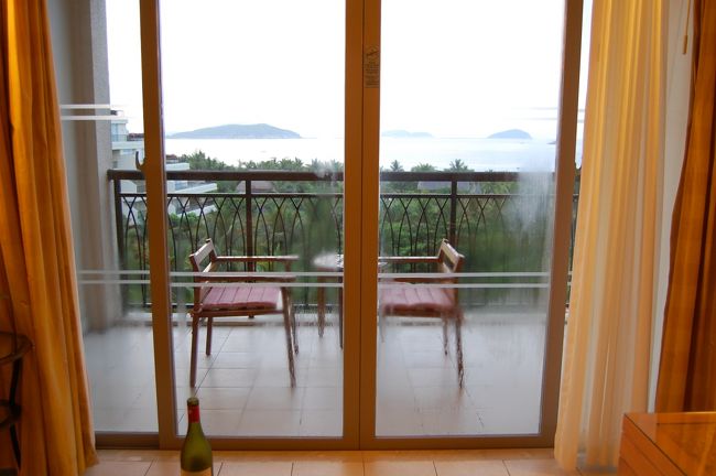 ・・・暑い。とにかく、蒸し暑い。まとわりつくような、アジア特有の湿気に、窓が曇る。また、カメラを外に持ち出すと、レンズも曇る。１２〜２月頃はかなり涼しいと聞いていますが、逆に海に入れないかも・・・