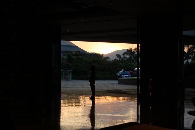 夕陽は山側に沈みます。多分、一年中そうでしょうか？<br />海に沈むサンセットが見られないのは、減点です。