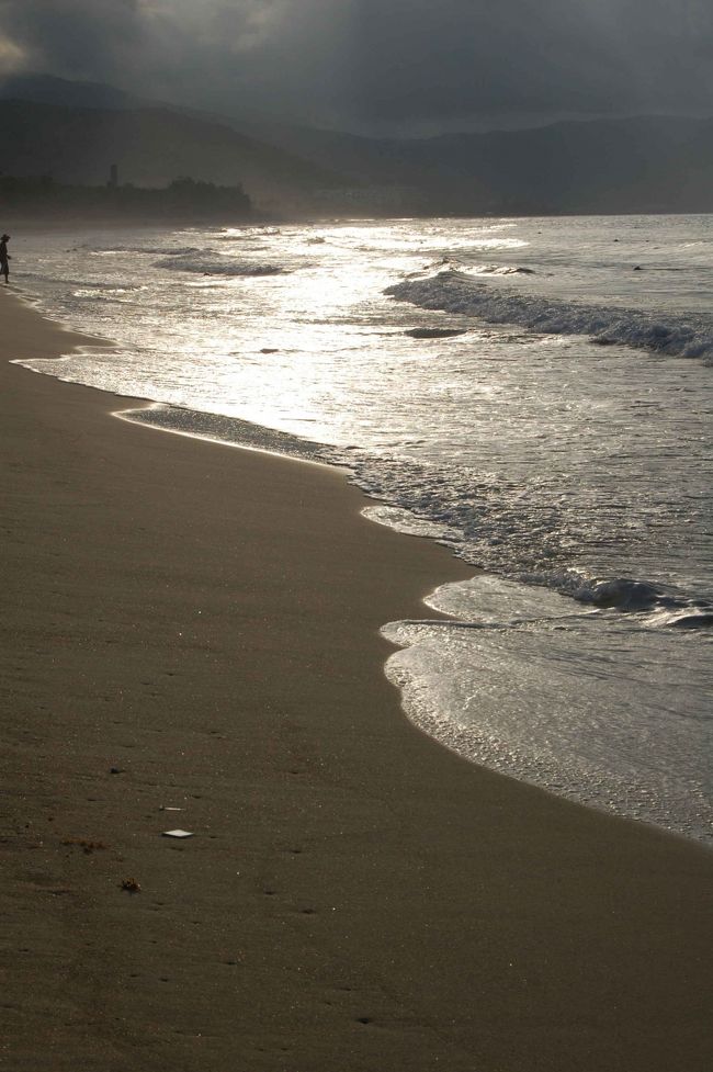 早朝の、波うち際。