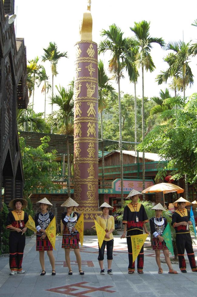 ガイドをするスタッフの面々。<br />他の中国の観光地のように、そんなにずうずうしくはない。