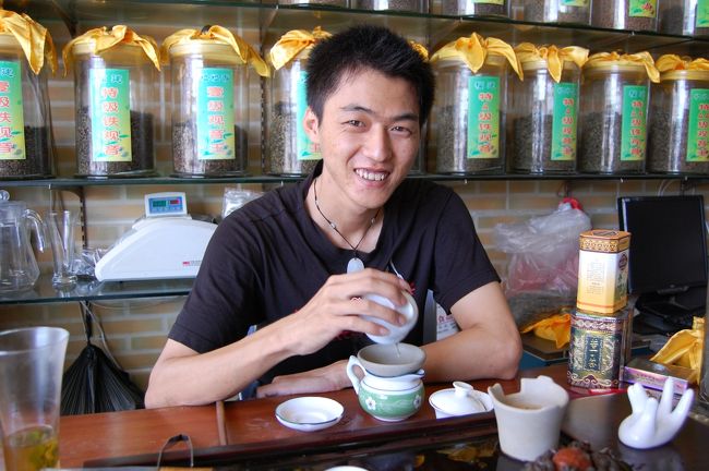 海南島は良いお茶が採れます。<br />ちょっとシャイなお茶屋のお兄さん。