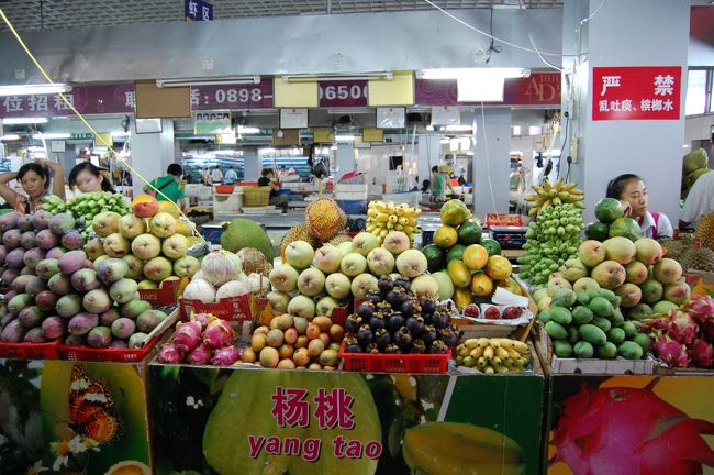 大きな市場。南国なので、果物が豊富です。