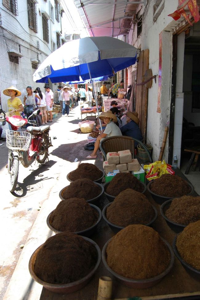 さまざまな調味料を売っています。