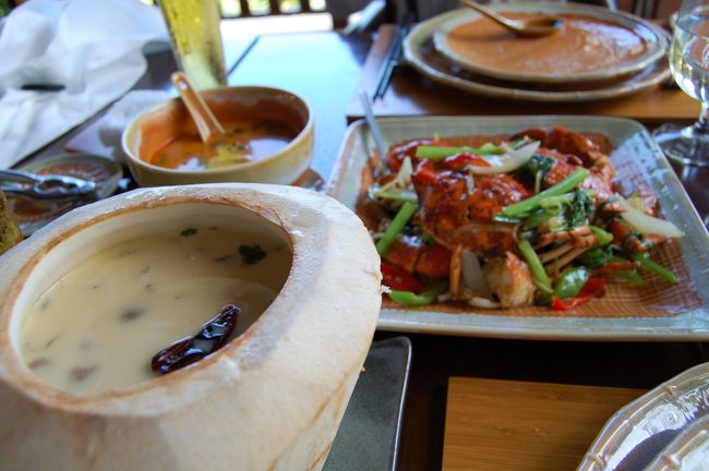 今晩は、隣のホテル「亜龍湾紅村林度假酒店（マングローブホテル）」の、タイ料理店へ。<br />