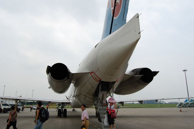 尾翼の下、おしりの部分から搭乗します。