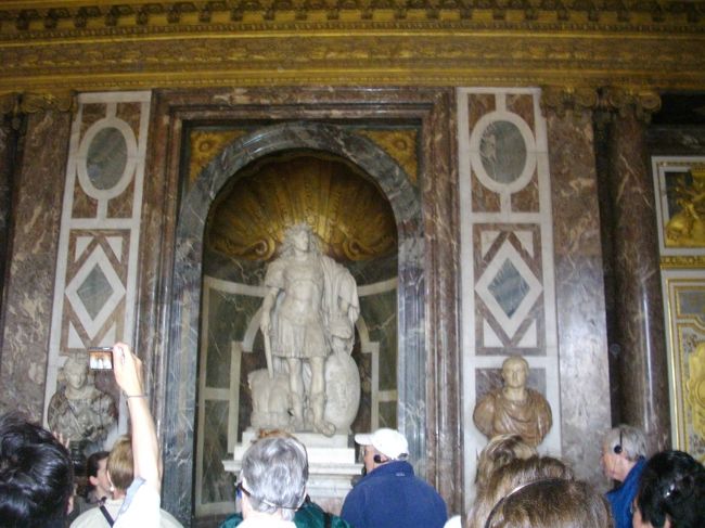 ヴィーナスの間<br /><br />太陽王の戦士姿は、立派です。<br />像は、ウァラン作です。