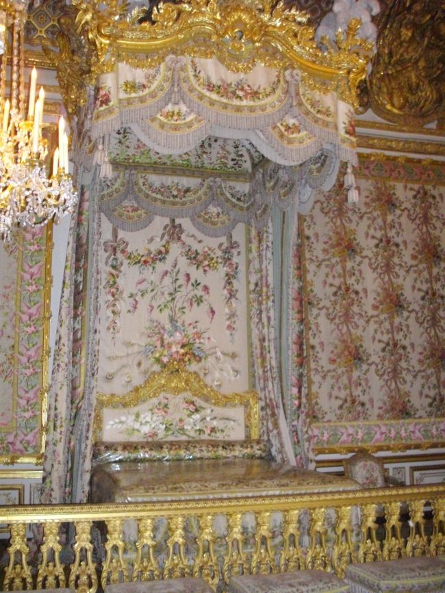 王妃の寝室<br /><br />ルイ14世が王妃のために造りました。<br />マリー・アントワネットも使用。<br />装飾は、マリー・アントワネット仕様だそうです。